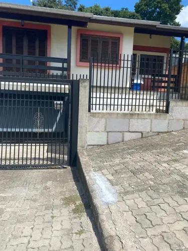 Destak Imóveis vende casa de alvenaria semi mobiliada com 180m² de áre