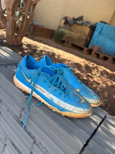 Chuteira Nike azul phantom gx