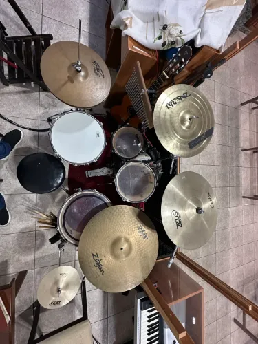 Bateria Pearl com Pratos e Adicionais
