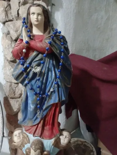 Imagem Santa com terço, gesso, 57 centímetros.