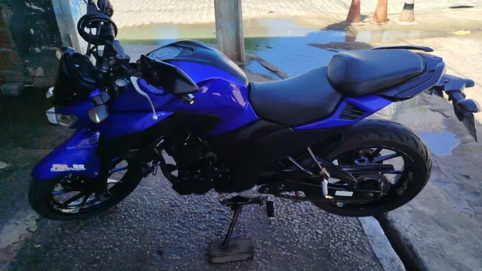 Vendo moto ou troco por moto de menor valor. Parcelo no cartão em 10x sem juros.