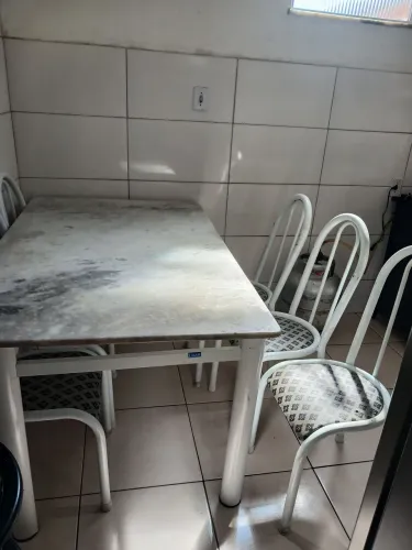 Vende-se  uma mesa com 6 cadeira não  abaixo o preço 