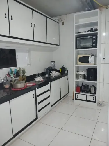 Armário e bancada de porcelanato
