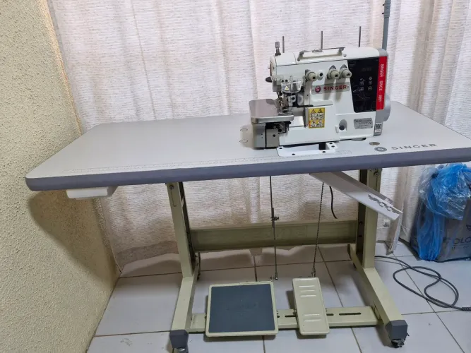 Maquina de costura Singer 324G + mesa + suporte de linhas