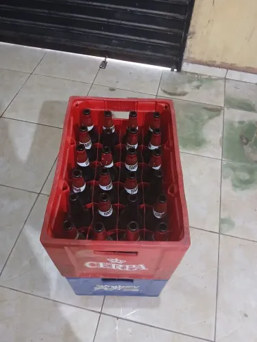 Grande cerveja com garrafas de 600