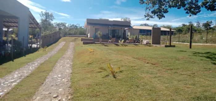 Sitio 1.000m² condomínio fechado, casa, piscina, sauna, banheiro com vestiário.