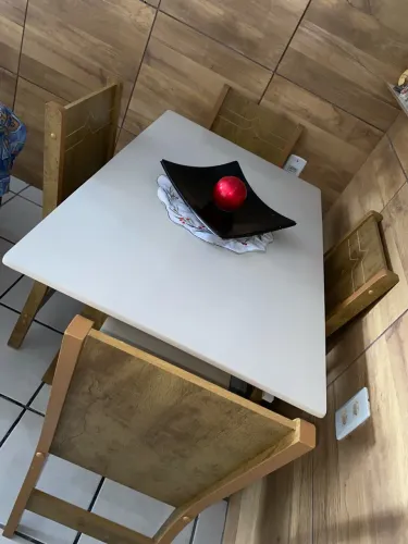 Mesa em MDF com 4 cadeiras