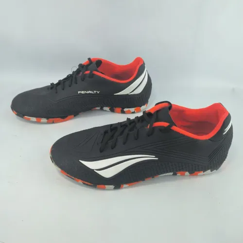 chuteira futsal penalty furia y-2 tamanho 40 preta com detalhes brancos e vermelho
