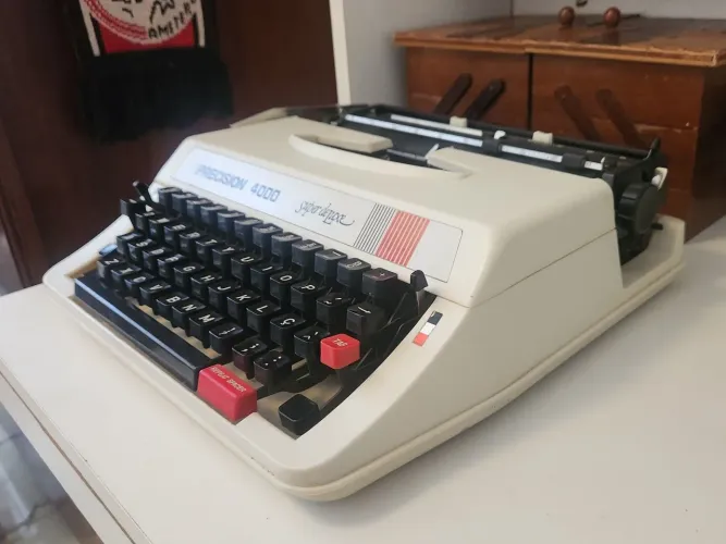 Maquina de escrever Precision 4000 SuperDeluxe