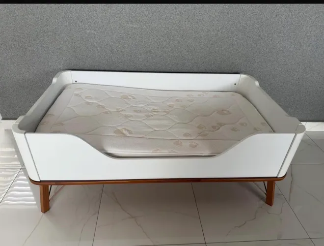 Mini Cama que vira berço com colchão em estado de novo. Produto comprado na jaana baby.