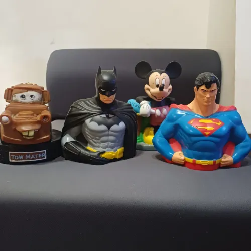 4 cofrinho de heróis.