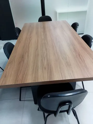 Mesa medindo 2,00 m x 1,00 m