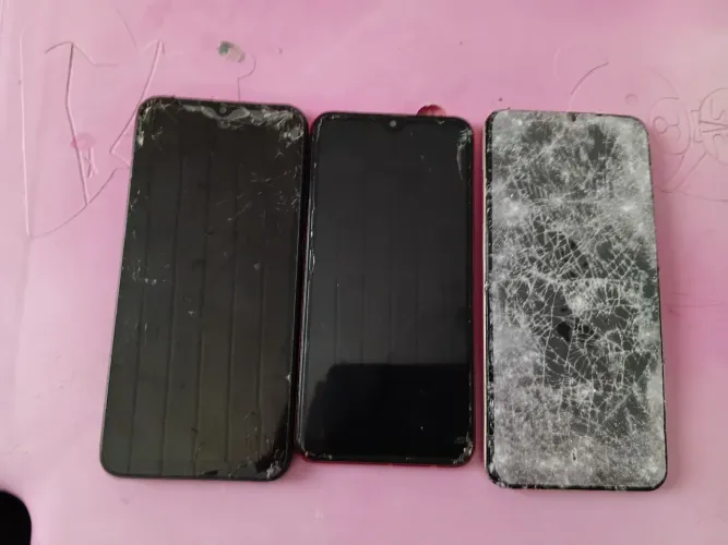Celular com a tela trincada