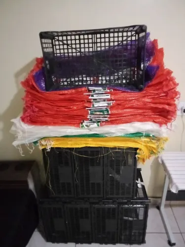 Vendo caixas de plástico e papelão sacos novos