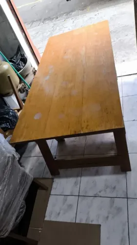 Mesa de jantar rústica ,com base estilo cavalete.