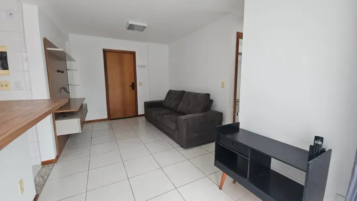 Imóvel mobiliado com dois quartos, varanda com fechamento, split no quarto e bem localizad