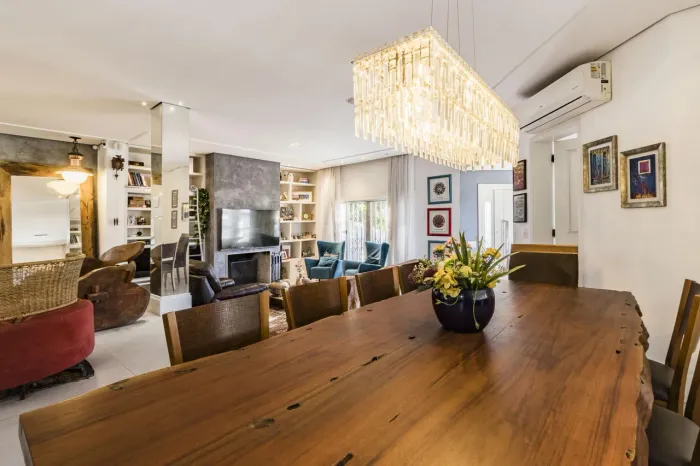 Ampla e Bonita Casa com 542 m² na Chácara das Pedras, 5 Dormitórios, Piscina Aquecida e En