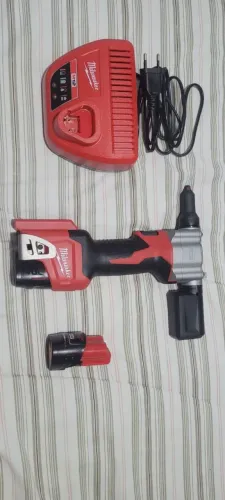 REBITADOR 12v COM 2 BATERIAS, CARREGADOR 2550-159N MILWAUKEE
