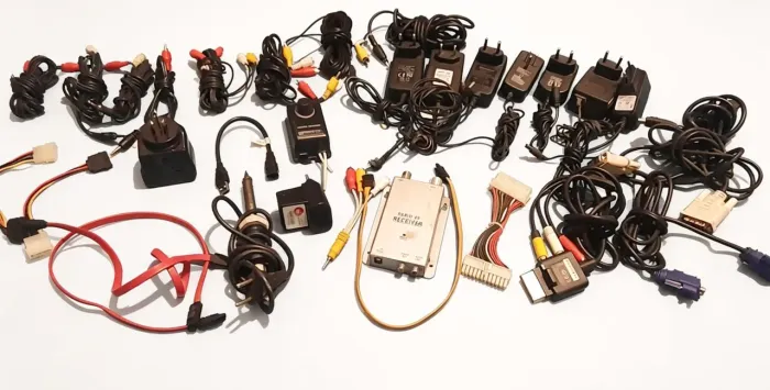 Lote Técnico Eletrônica: Cabos, Fontes, Ferramentas e Peças Diversas