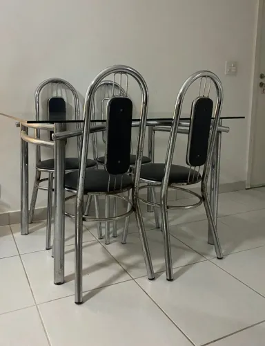 mesa de jantar cromada com tampo de vidro e quatro cadeiras (usada)