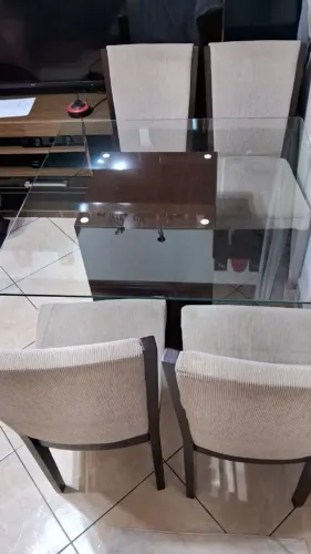 Mesa de vidro com 4 cadeiras em ótimo estado 