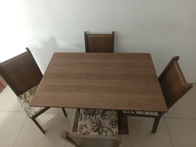 Conjunto mesa com 4 cadeiras
