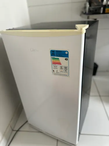     Frigobar Midea 93L - conservado