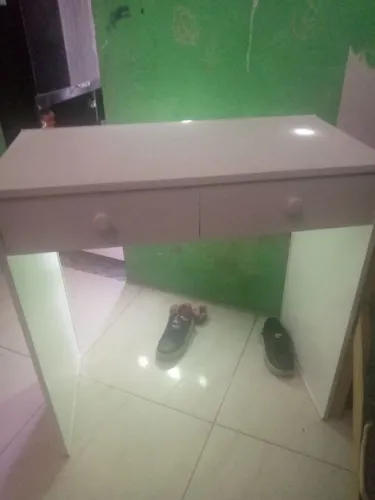 Vende mesa de manicure toda branca !