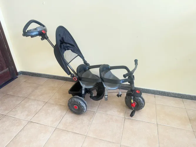 Triciclo para gêmeos 