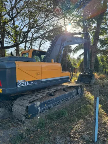 Escavadeira Hidráulica 220L C-9