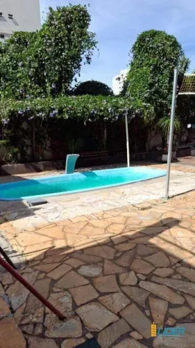CASA COM PISCINA ESTILO SOBRADO NO CENTRO
