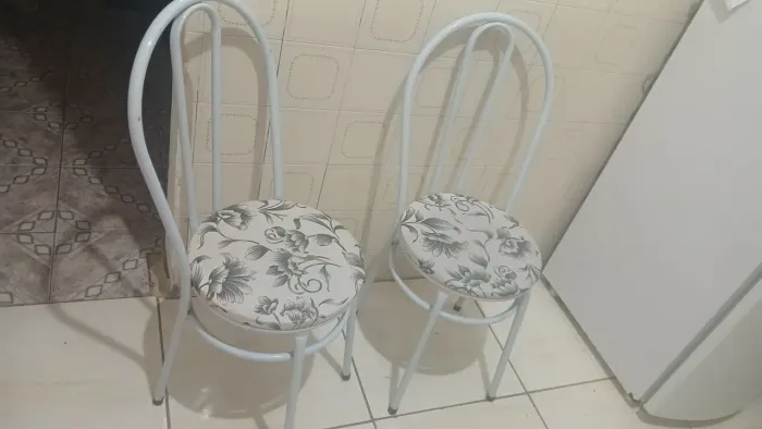 CADEIRAS EM OTIMO ESTADO.