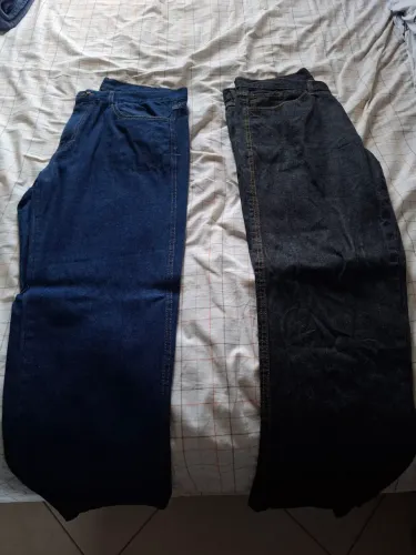 Calças jeans azul e preta tamanho 46