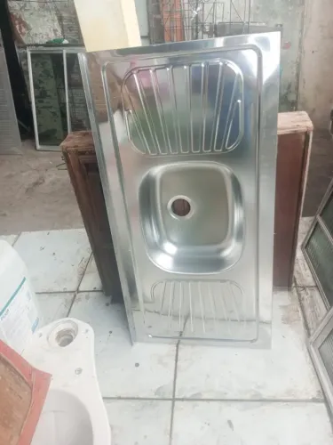Pia de aço inox nova e concreto recente. Negociável!