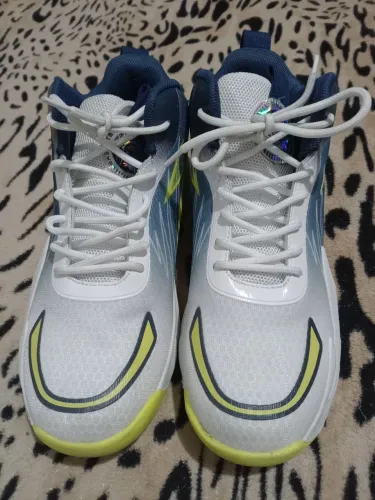 Tênis basketeiro 