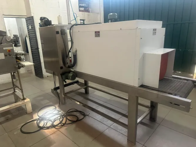 TERMOENCOLHEDORA PARA PACOTES SEMI AUTOMÁTICA ATE 30O PACOTES HORA INOX.<br><br>COMPACTA INOX