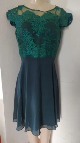 VESTIDO DE FESTA COM RENDA E BOJO - VERDE ESMERALDA - Tamanho M PEQUENA AVARIA NO FORRO