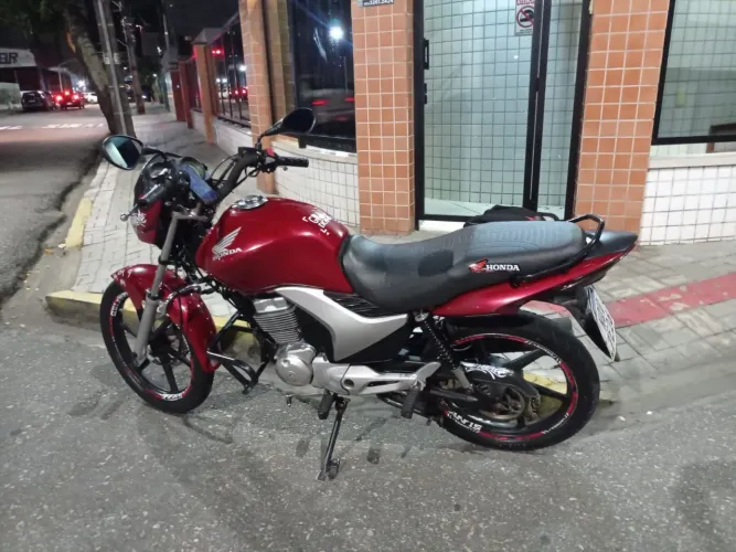Honda Titan vermelha