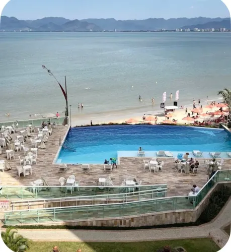 Alugo apto pé na areia com vista pro mar e piscina climatizada com borda infinita