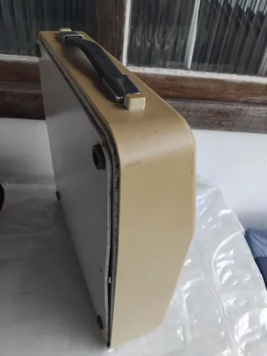 Máquina de escrever  Marca ALL  Antiga, perfeita e funciona tudo e escreve perfeita.
