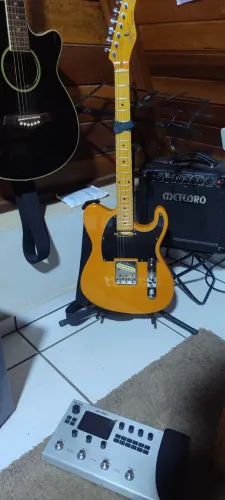 Guitarra com case rigida, pedaleira e caixa amplificada.