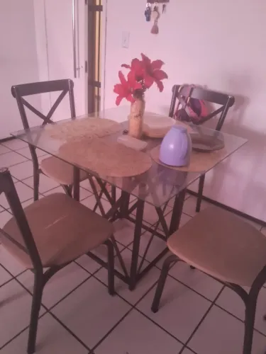 Mesa quatro cadeiras tampo vidro