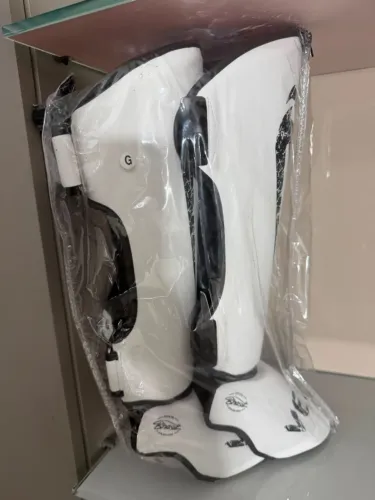 Caneleira de Proteção Muay Thai MMA Venum Giant Branco