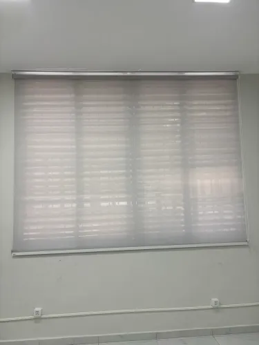 Cortinas de enrolar bem novinha e gigante