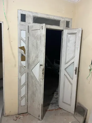 Vendo portas de madeira e janela