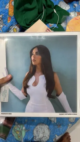 disco de vinil madison beer - silence between songs