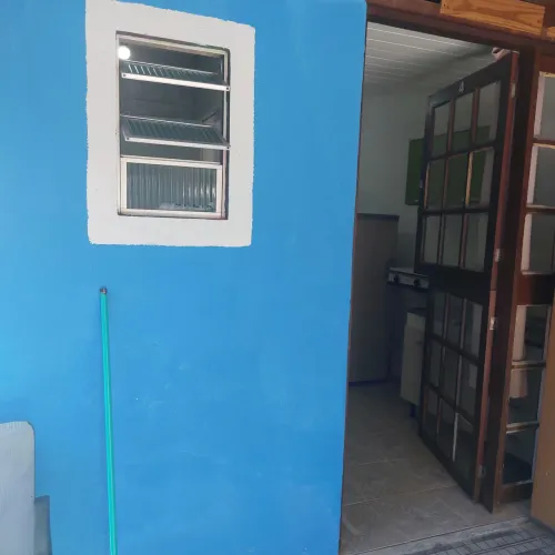 Alugo kitinet pequena para uma pessoa