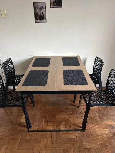 Mesa com 4 cadeiras