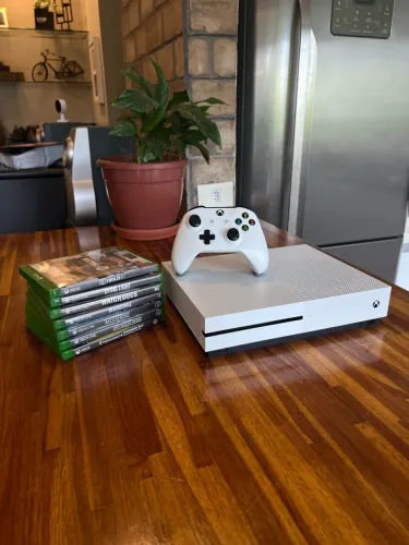 Xbox One S 1TB + Jogo + Brinde