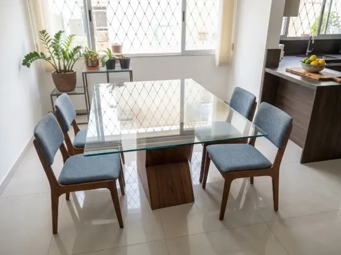 Excelente mesa quadrada para 08 cadeiras (não inclusas), tampo de vidro 10 mm (1,50x1,50m)
